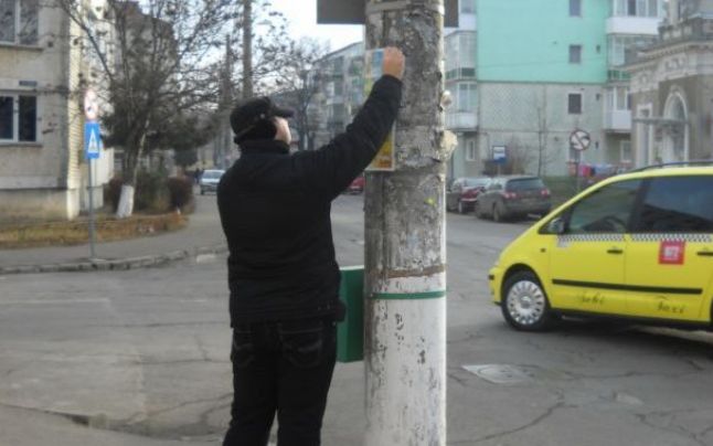 afișe pe stâlpi